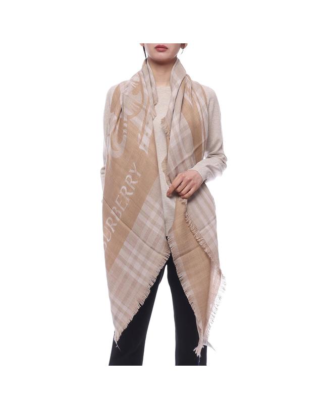 버버리 25SS 여성 EKD 울 블렌드 머플러 (8104832 CLAY W 25S) 착용컷