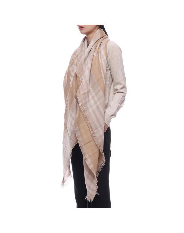 버버리 25SS 여성 EKD 울 블렌드 머플러 (8104832 CLAY W 25S) 착용컷
