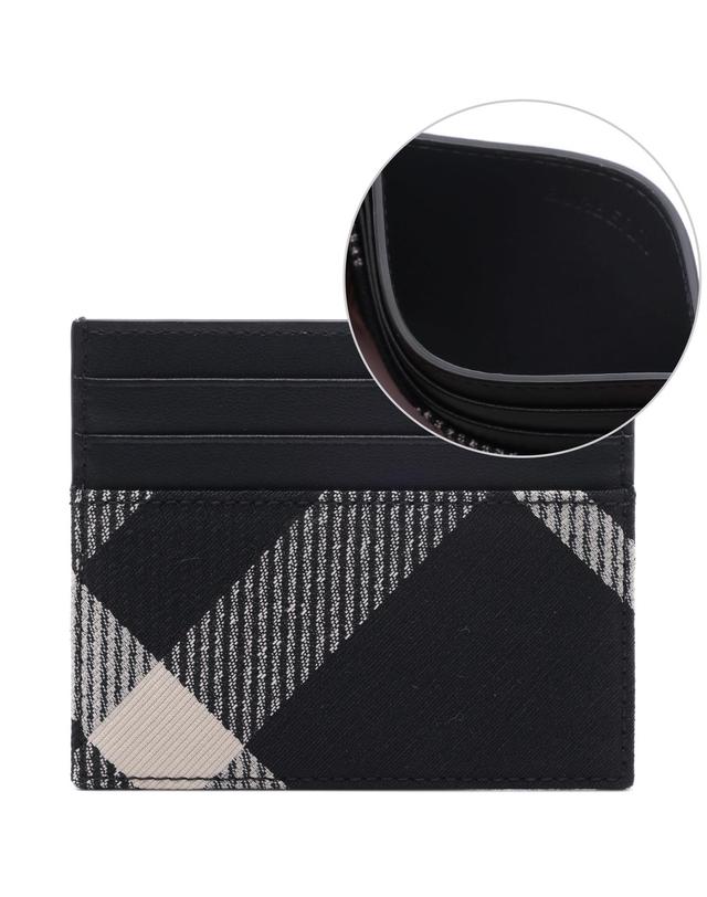 버버리 25SS 남성 체크 카드지갑 (8089782 BLACK CALICO 25S) 착용컷