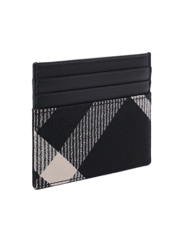 버버리 25SS 남성 체크 카드지갑 (8089782 BLACK CALICO 25S) 착용컷