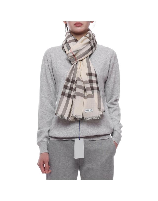 버버리 25SS 여성 체크 울 머플러 (8102536 ALABASTER PINK W 25S) 착용컷