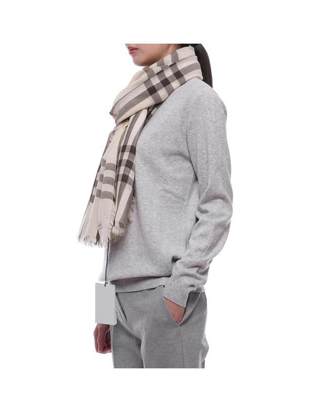 버버리 25SS 여성 체크 울 머플러 (8102536 ALABASTER PINK W 25S) 착용컷