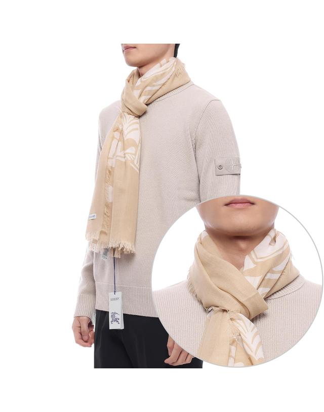 버버리 25SS 남성 EKD 울 머플러 (8103282 SAND M 25S) 착용컷