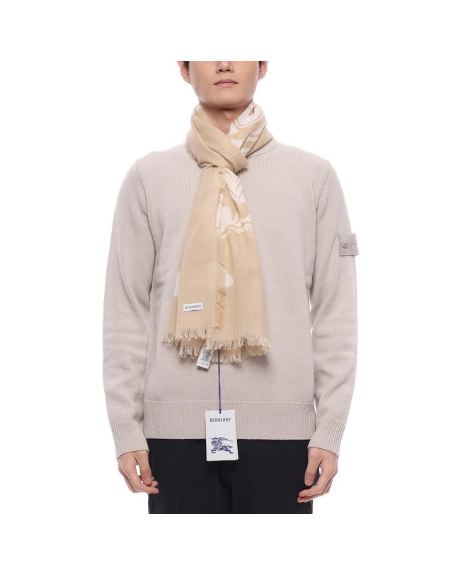 버버리 25SS 남성 EKD 울 머플러 (8103282 SAND M 25S) 착용컷