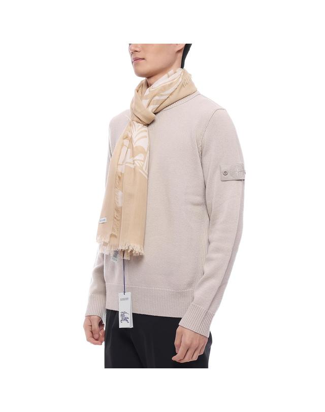 버버리 25SS 남성 EKD 울 머플러 (8103282 SAND M 25S) 착용컷