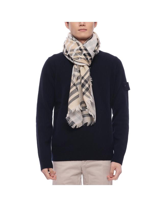 버버리 25SS 남성 EKD 울 블렌드 머플러 (8104326 CALICO M 25S) 착용컷
