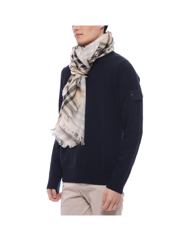 버버리 25SS 남성 EKD 울 블렌드 머플러 (8104326 CALICO M 25S) 착용컷