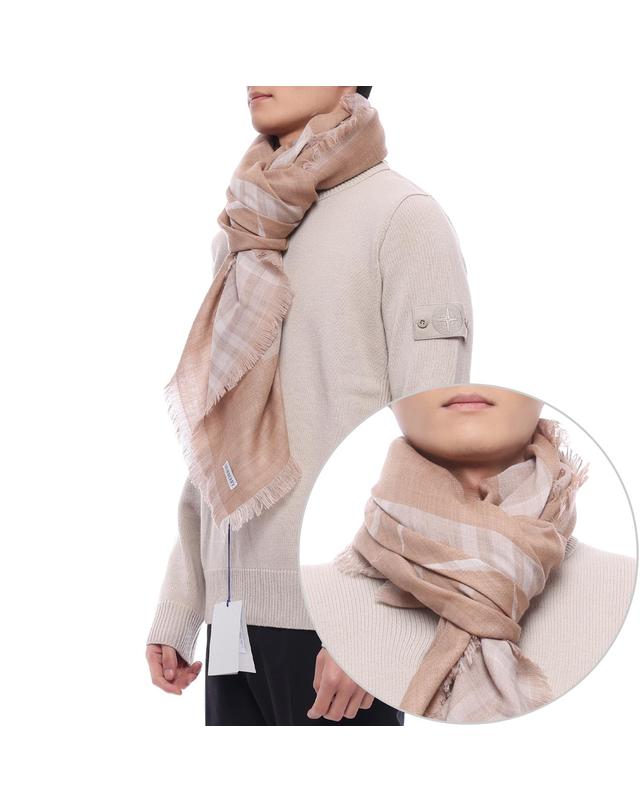 버버리 25SS 남성 EKD 울 블렌드 머플러 (8104832 CLAY M 25S) 착용컷