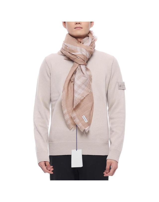 버버리 25SS 남성 EKD 울 블렌드 머플러 (8104832 CLAY M 25S) 착용컷