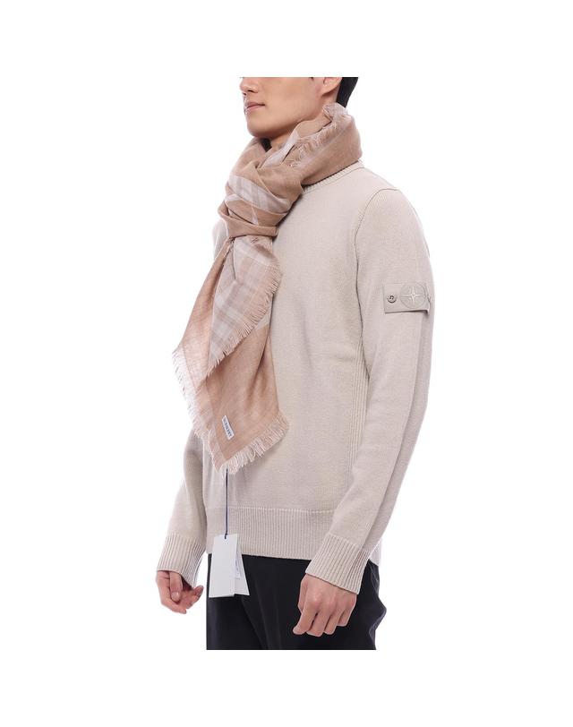 버버리 25SS 남성 EKD 울 블렌드 머플러 (8104832 CLAY M 25S) 착용컷
