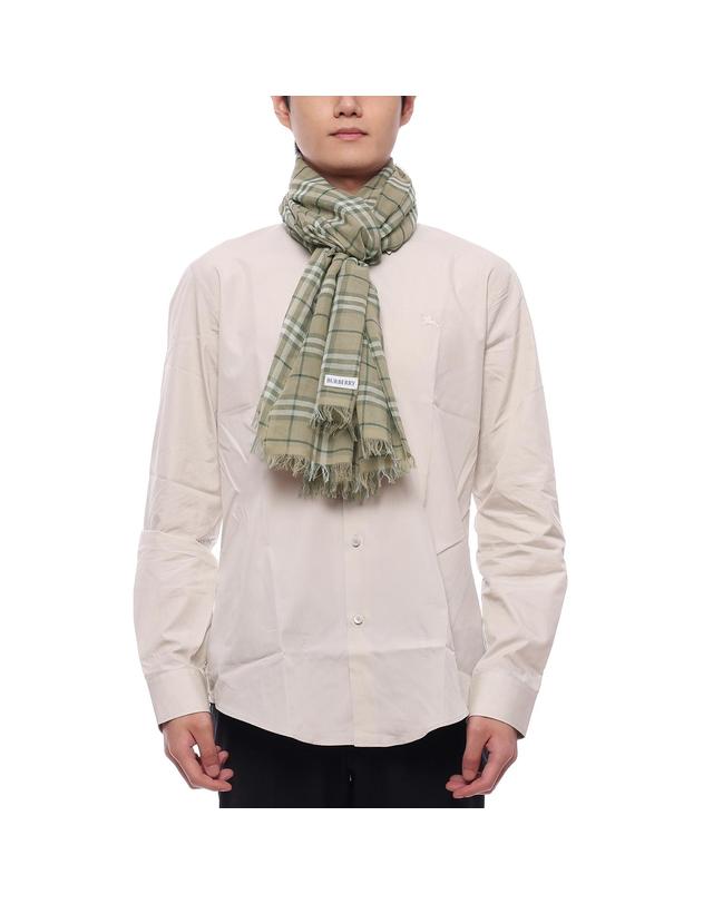 버버리 25SS 남성 체크 코튼 머플러 (8109210 SKYLARK M 25S) 착용컷