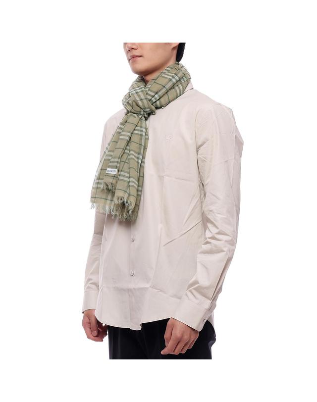버버리 25SS 남성 체크 코튼 머플러 (8109210 SKYLARK M 25S) 착용컷