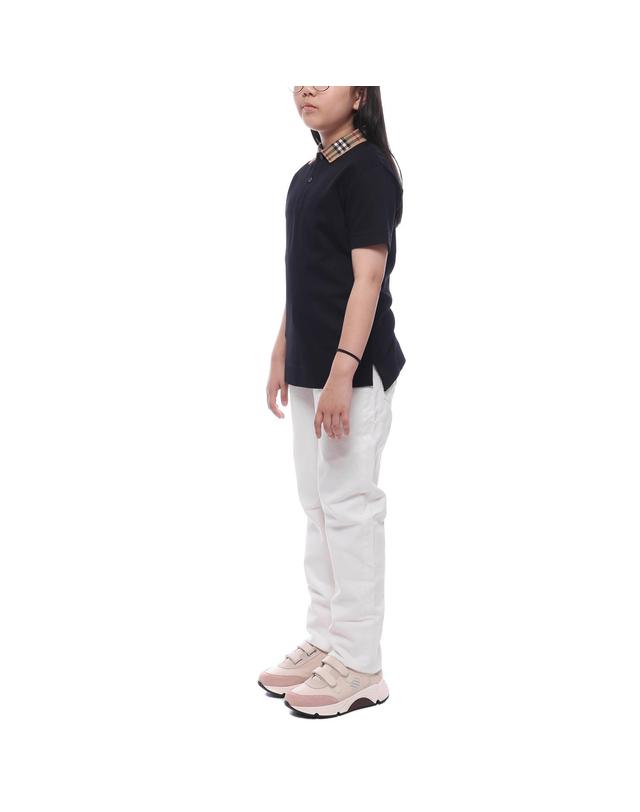 버버리 25SS 체크 카라 폴로 반팔티셔츠 (8105570 BLACK 25S) 착용컷