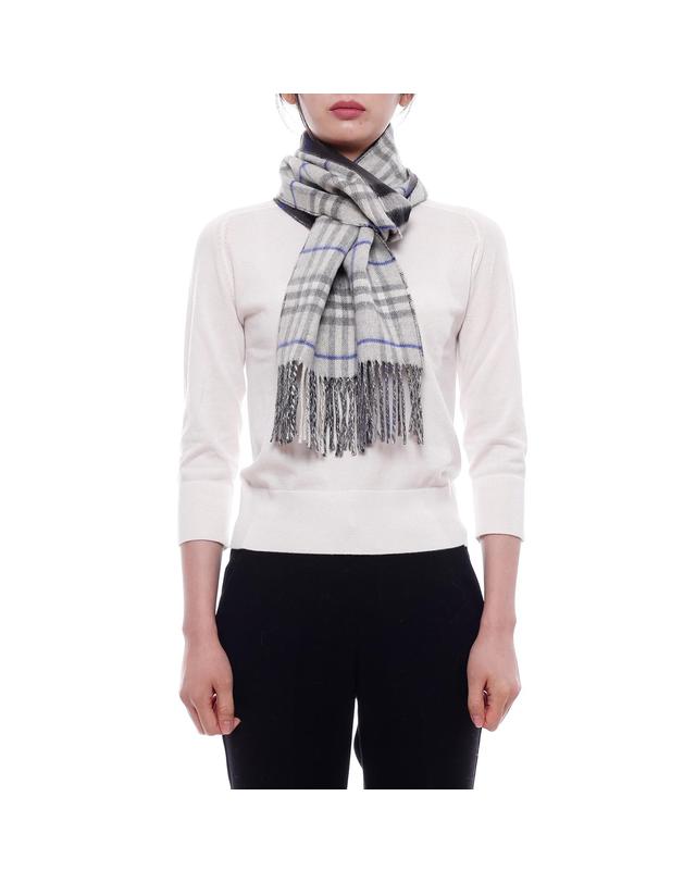 버버리 25FW 여성 리버시블 체크 캐시미어 머플러 (8095700 GREY OFF BLACK W 25F) 착용컷