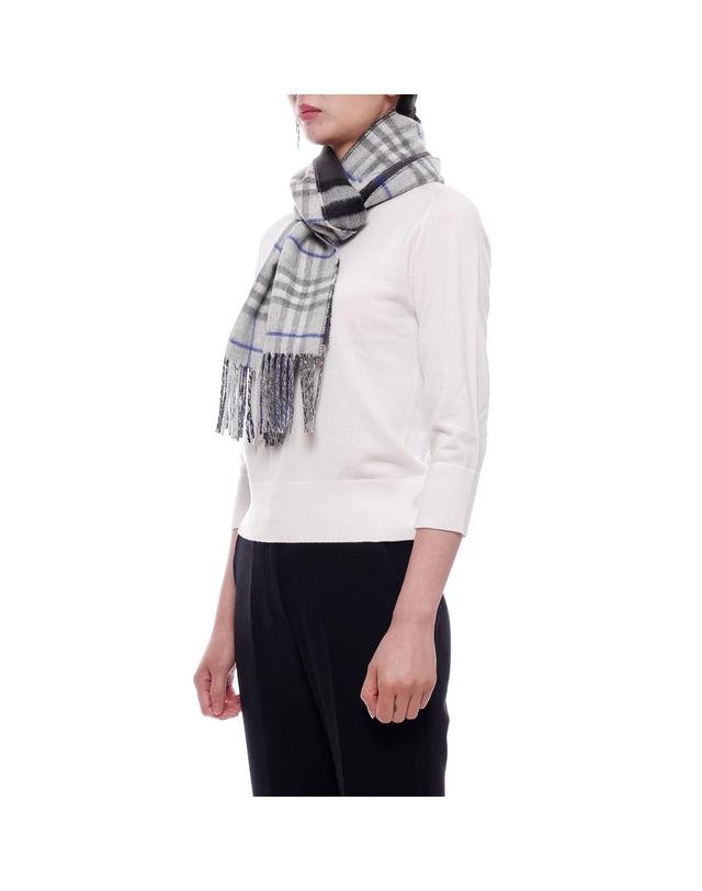 버버리 25FW 여성 리버시블 체크 캐시미어 머플러 (8095700 GREY OFF BLACK W 25F) 착용컷