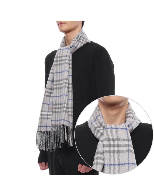 버버리 25FW 남성 리버시블 체크 캐시미어 머플러 (8095700 GREY OFF BLACK M 25F) 착용컷