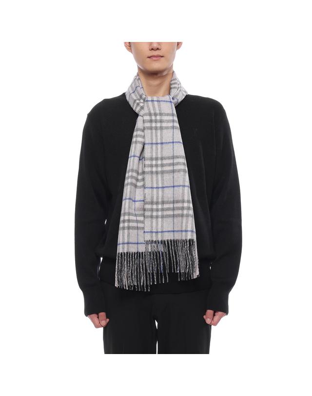 버버리 25FW 남성 리버시블 체크 캐시미어 머플러 (8095700 GREY OFF BLACK M 25F) 착용컷