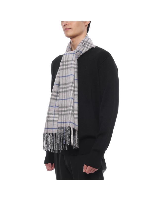 버버리 25FW 남성 리버시블 체크 캐시미어 머플러 (8095700 GREY OFF BLACK M 25F) 착용컷