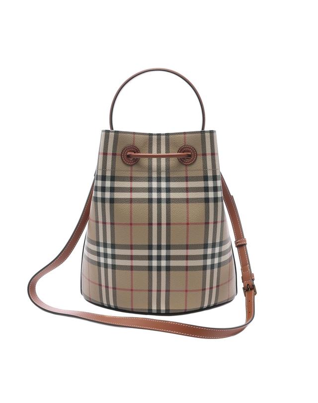버버리 25FW 여성 체크 버킷 토트숄더백 (8109795 VINTAGE CHECK BRIAR BROWN 25F) 착용컷