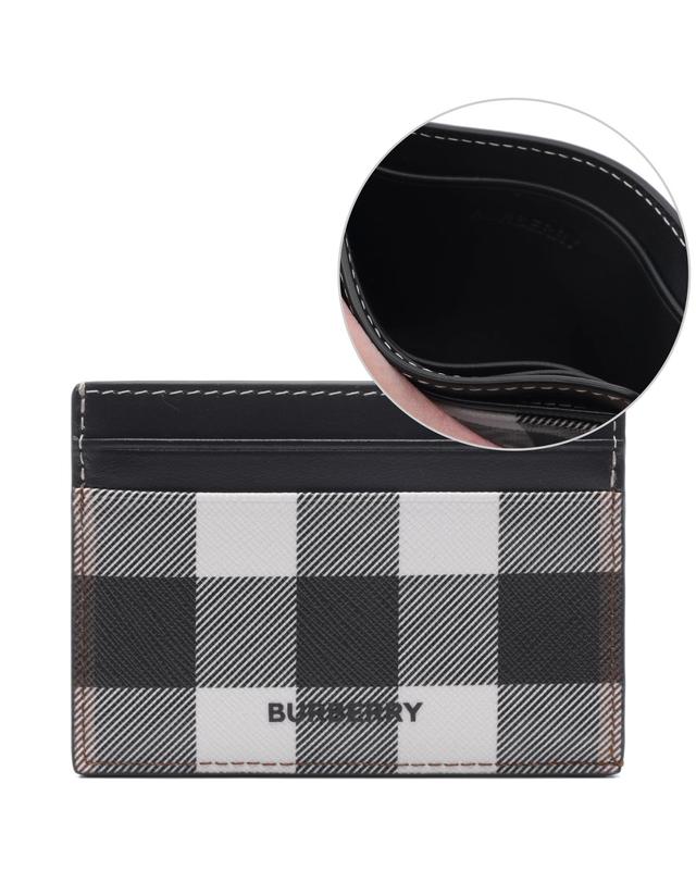 버버리 26SS 남성 체크 카드지갑 (8117315 DARK BIRCH BROWN 26S) 착용컷