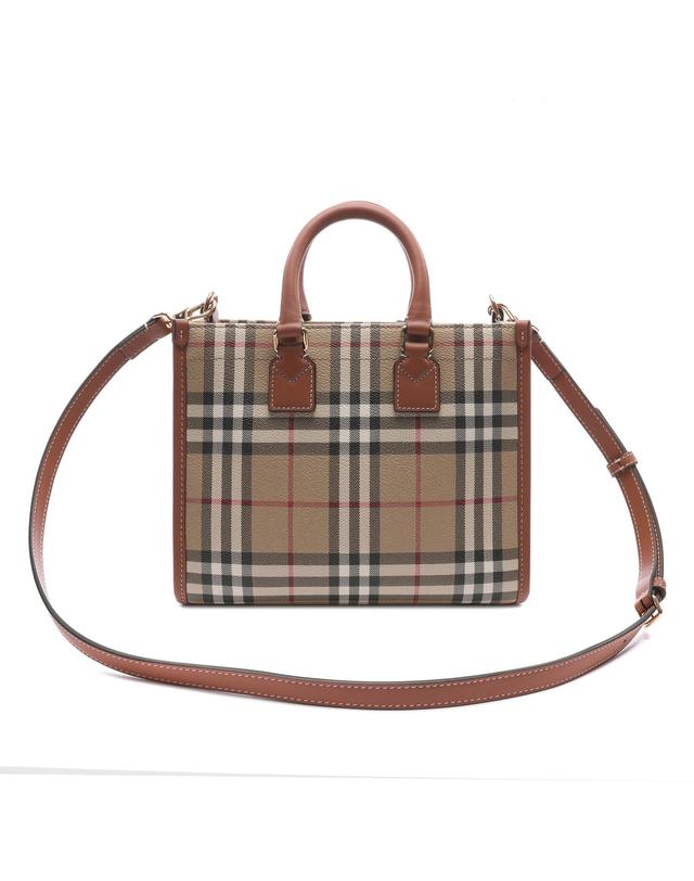 버버리 25FW 여성 프레야 미니 토트숄더백 (8109793 VINTAGE CHECK BRIAR BROWN 25F) 착용컷