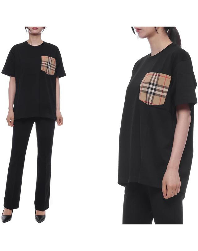 버버리 26SS 여성 체크 포켓 반팔티셔츠 (8103970 BLACK 26S) 착용컷