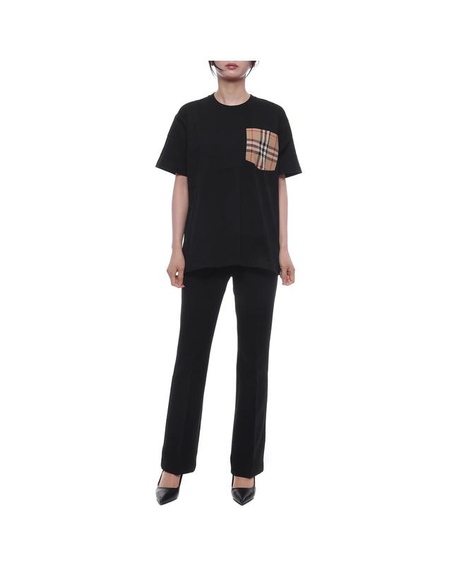 버버리 26SS 여성 체크 포켓 반팔티셔츠 (8103970 BLACK 26S) 착용컷