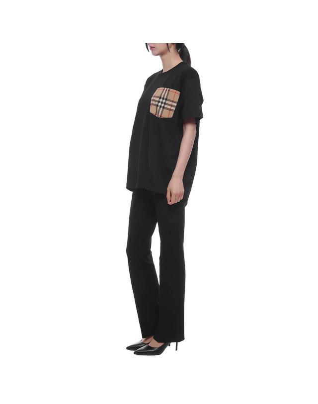 버버리 26SS 여성 체크 포켓 반팔티셔츠 (8103970 BLACK 26S) 착용컷
