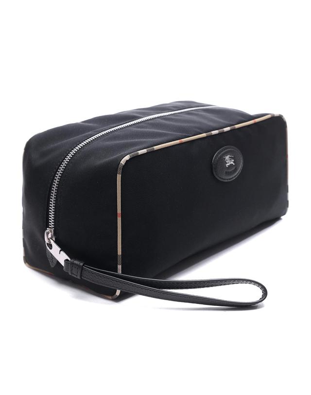 버버리 26FW 남성 트래블 라지 파우치 (8123542 BLACK 26F) 착용컷