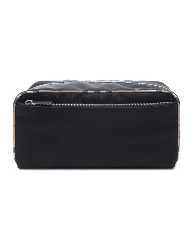 버버리 26FW 남성 트래블 라지 파우치 (8123542 BLACK 26F) 착용컷