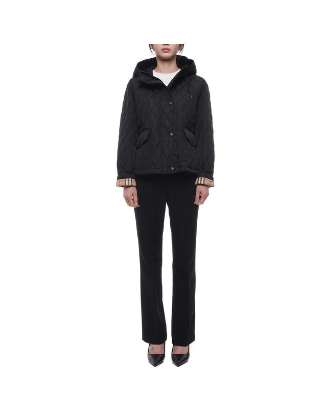 버버리 26FW 여성 퀼팅 후드 크롭 재킷 (8110329 BLACK 26F) 착용컷