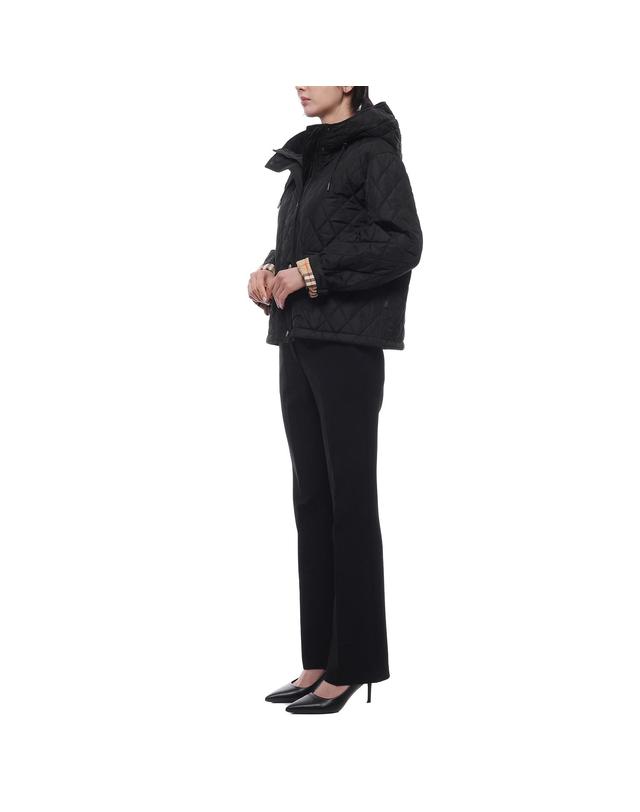 버버리 26FW 여성 퀼팅 후드 크롭 재킷 (8110329 BLACK 26F) 착용컷