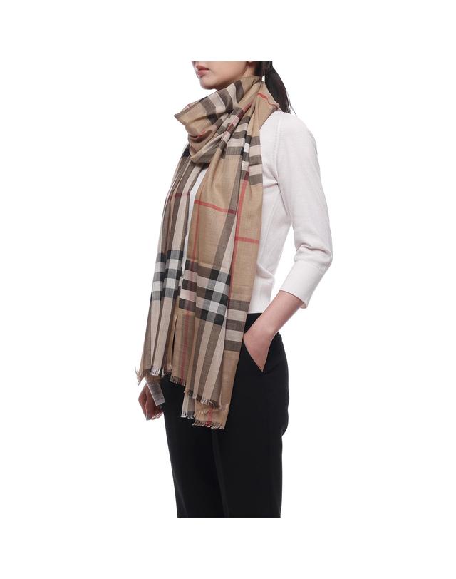 버버리 26FW 여성 체크 울 실크 머플러 (8078779 ARCHIVE BEIGE W 26F) 착용컷