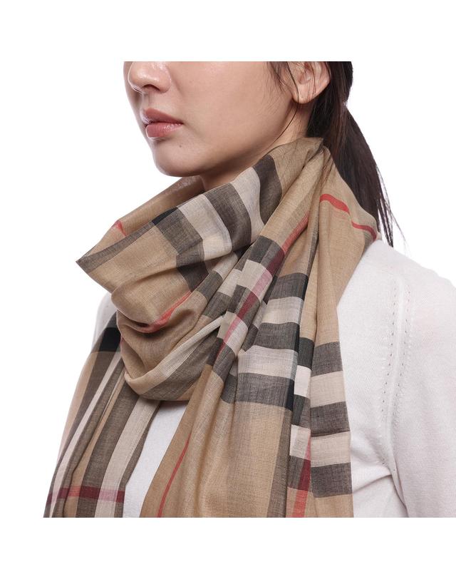 버버리 26FW 여성 체크 울 실크 머플러 (8078779 ARCHIVE BEIGE W 26F) 착용컷