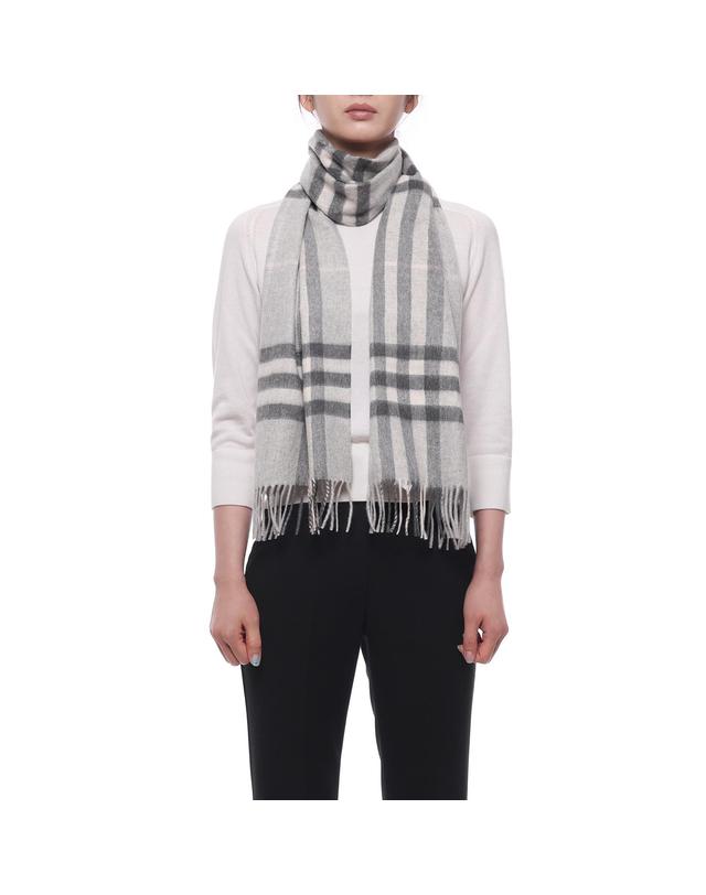 버버리 26FW 여성 체크 캐시미어 머플러 (8112637 MITTEN GREY W 26F) 착용컷