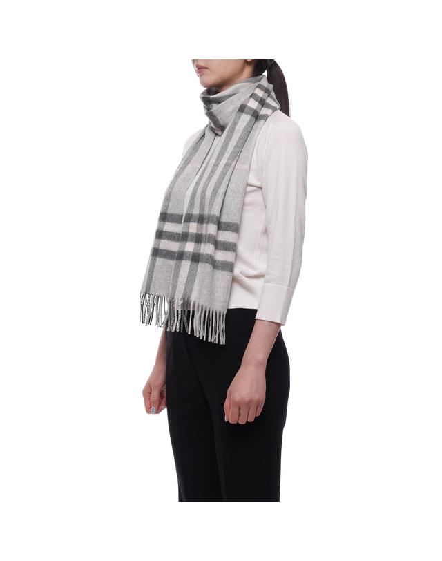버버리 26FW 여성 체크 캐시미어 머플러 (8112637 MITTEN GREY W 26F) 착용컷