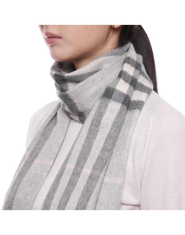 버버리 26FW 여성 체크 캐시미어 머플러 (8112637 MITTEN GREY W 26F) 착용컷