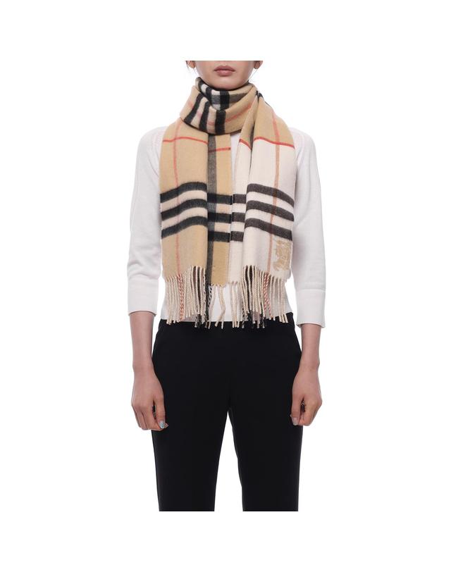 버버리 26FW 여성 컨트라스트 체크 캐시미어 머플러 (8113922 SAND PEBBLE WHITE W 26F) 착용컷