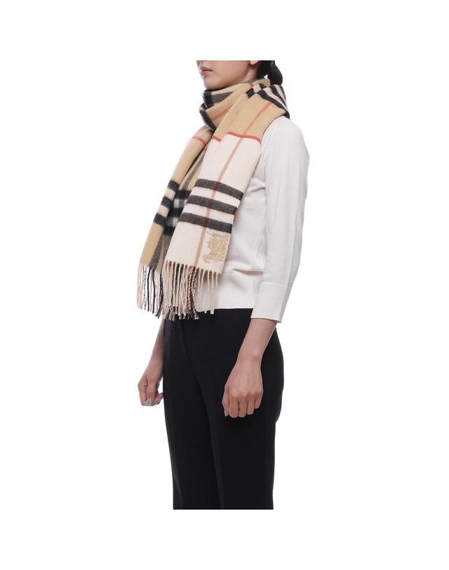 버버리 26FW 여성 컨트라스트 체크 캐시미어 머플러 (8113922 SAND PEBBLE WHITE W 26F) 착용컷