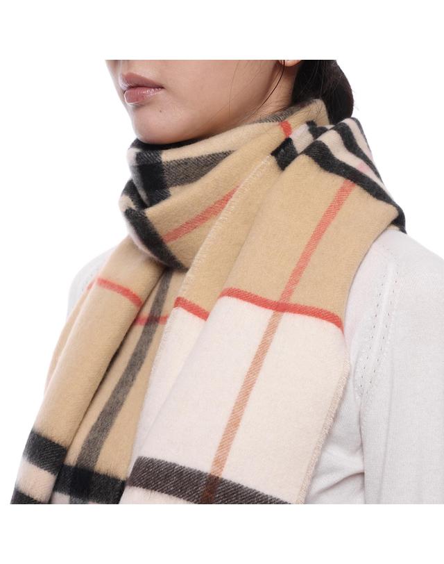 버버리 26FW 여성 컨트라스트 체크 캐시미어 머플러 (8113922 SAND PEBBLE WHITE W 26F) 착용컷