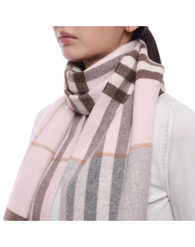 버버리 26FW 여성 컨트라스트 체크 캐시미어 머플러 (8115312 BOW PINK MITTEN GREY W 26F) 착용컷