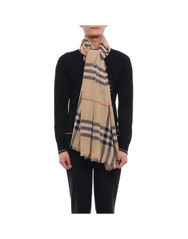 버버리 26FW 남성 체크 울 스카프 (8122127 SAND M 26F) 착용컷