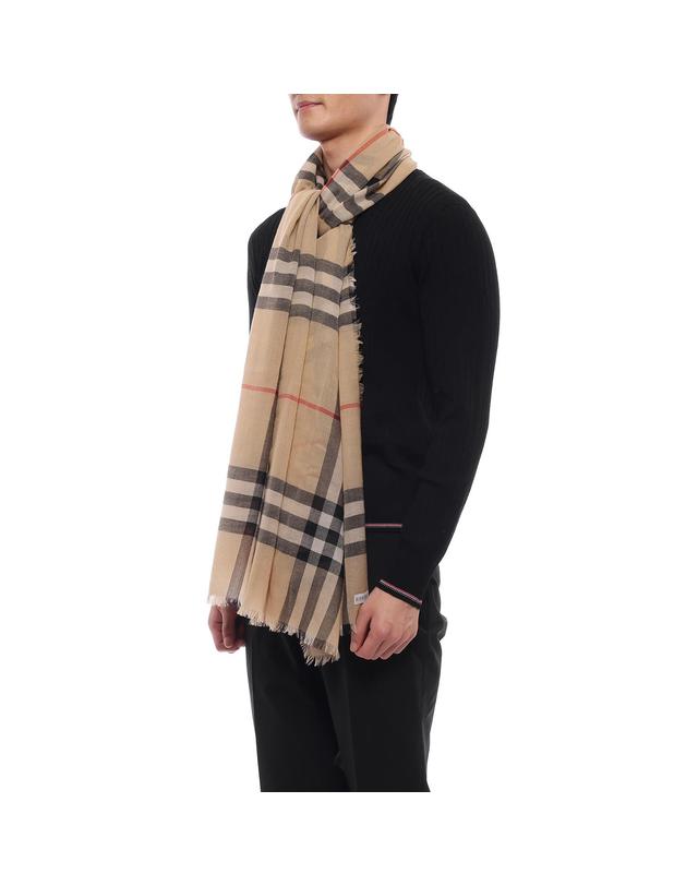 버버리 26FW 남성 체크 울 스카프 (8122127 SAND M 26F) 착용컷