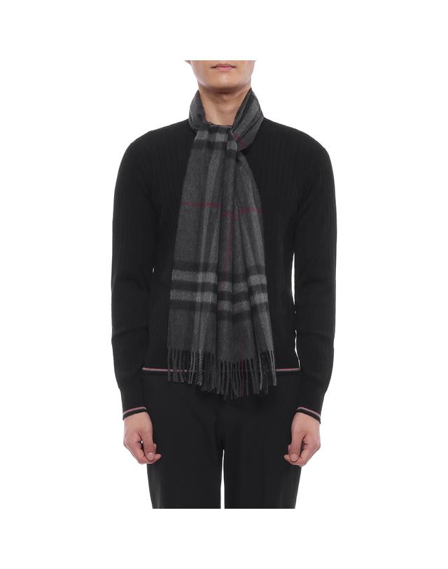 버버리 26FW 남성 체크 캐시미어 머플러 (8077880 CHARCOAL GREY M 26F) 착용컷