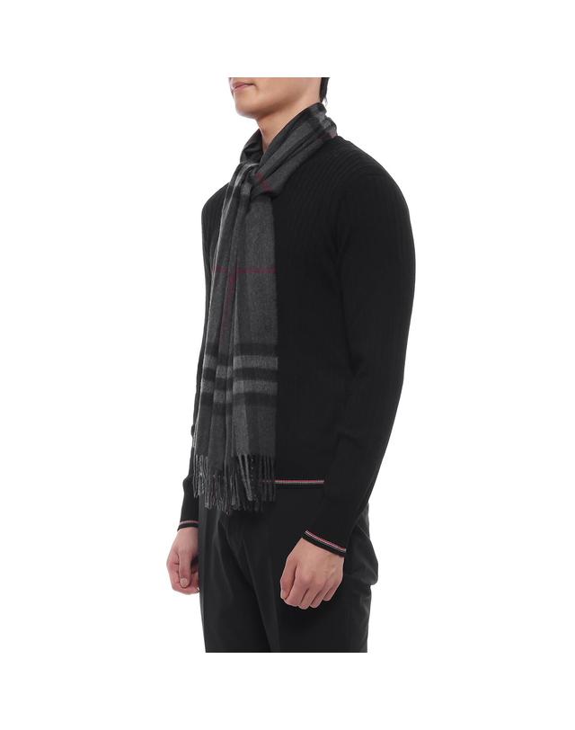버버리 26FW 남성 체크 캐시미어 머플러 (8077880 CHARCOAL GREY M 26F) 착용컷