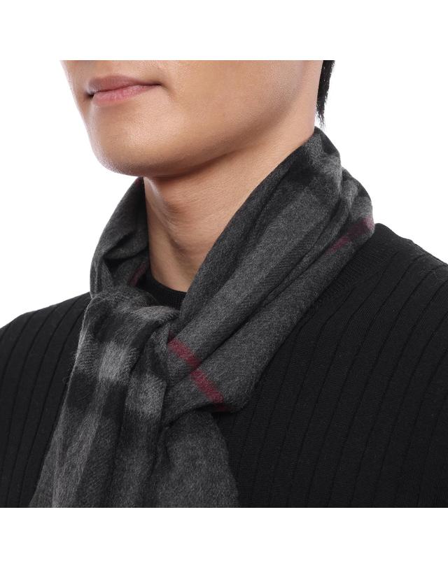 버버리 26FW 남성 체크 캐시미어 머플러 (8077880 CHARCOAL GREY M 26F) 착용컷