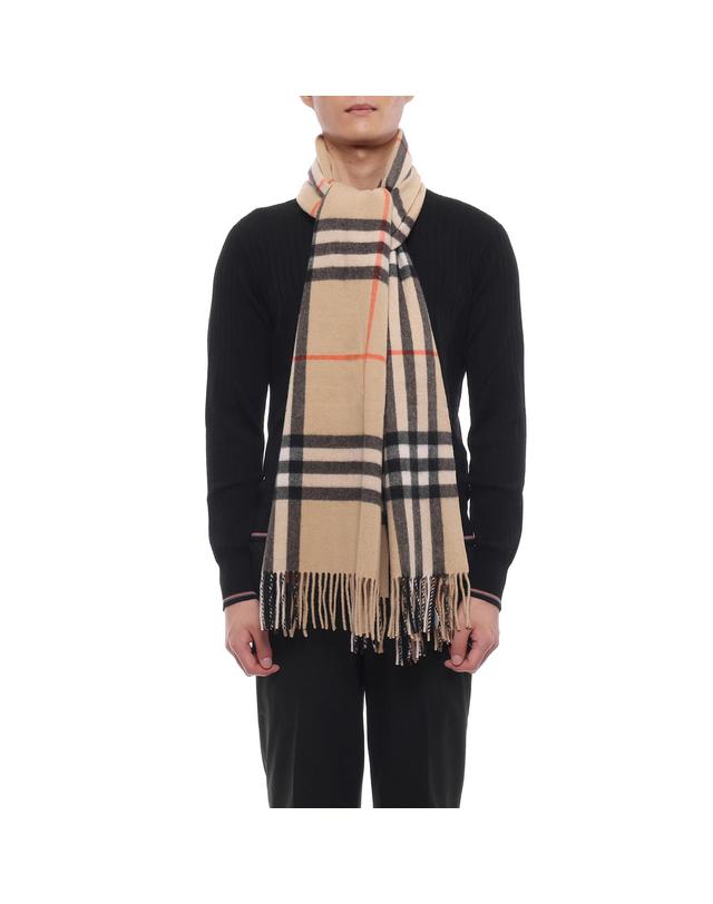 버버리 26FW 남성 와이드 체크 캐시미어 머플러 (8085931 SAND M 26F) 착용컷