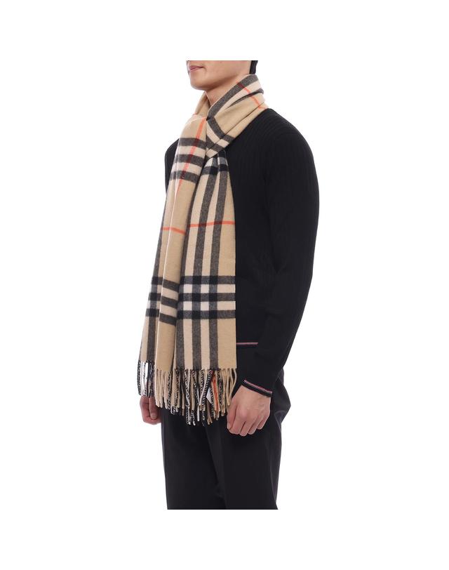 버버리 26FW 남성 와이드 체크 캐시미어 머플러 (8085931 SAND M 26F) 착용컷