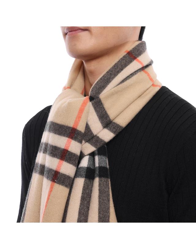 버버리 26FW 남성 와이드 체크 캐시미어 머플러 (8085931 SAND M 26F) 착용컷