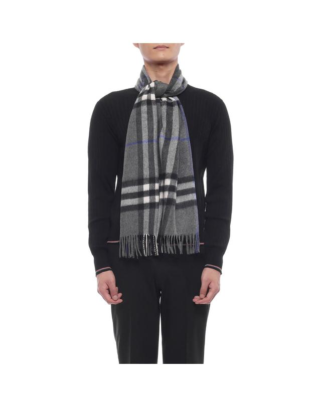 버버리 26FW 남성 체크 캐시미어 머플러 (8112642 MARLBOROUGH GREY M 26F) 착용컷